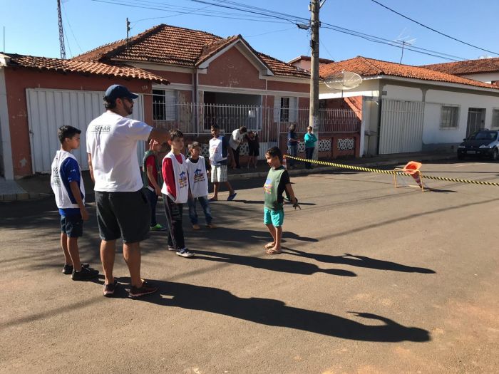 FAMÍLIA NA PRAÇA REÚNE CENTENAS DE PESSOAS.
